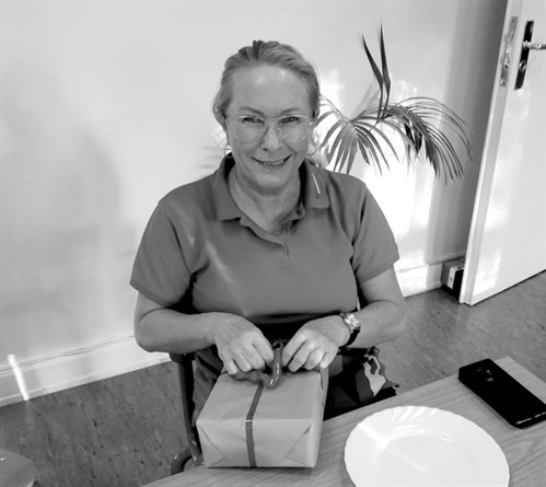 Jubilaren Dorthe modtager gave efter 5 år hos Kongsvang