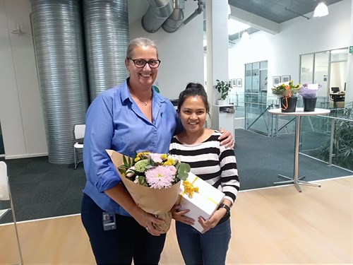 Glad og stolt medarbejder modtager blomster og gaver efter 5 års jubilæum hos Kongsvang